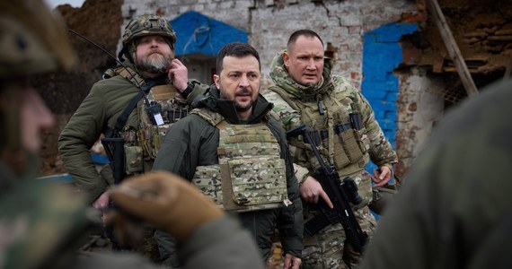 Prezydent Ukrainy Wołodymyr Zełenski odwiedził w niedzielę żołnierzy walczących na froncie w okolicy wsi Robotyne w obwodzie zaporoskim. "Jesteśmy dumni z naszych wojowników i wdzięczni im wszystkim" - podkreślił Zełenski.