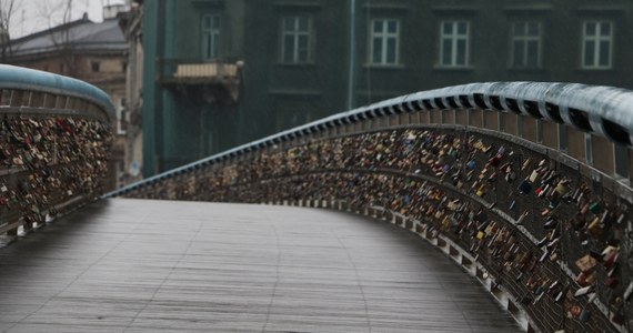 W poniedziałek, 5 lutego, ruszą prace związane z wymianą uszkodzonych balustrad na kładce o. Bernatka. W pierwszym etapie zmiany w organizacji ruchu będą dotyczyć jedynie pieszych.