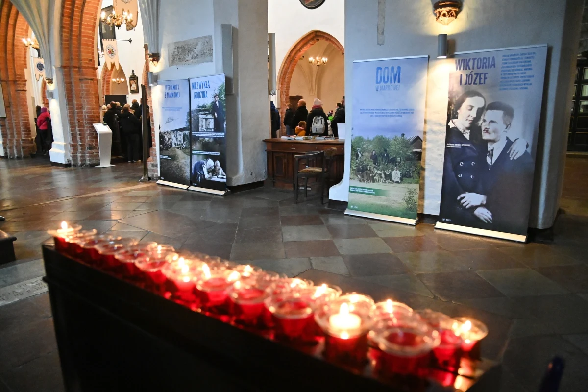 W Archikatedrze Oliwskiej otwarto w niedzielę wystawę IPN "Błogosławieni Ulmowie z Markowej". Plansze ze zdjęciami rodziny, które przypominają historię Ulmów i ich męczeńskiej śmierci za ukrywanie Żydów w czasie II wojny światowej będą towarzyszyć relikwiom w parafiach na terenie archidiecezji gdańskiej.