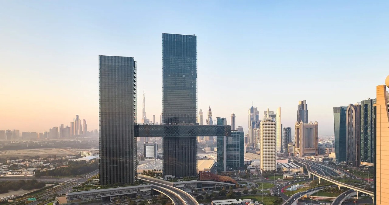 Dubaj doczekał się właśnie kolejnego niewiarygodnego budynku, a mowa o One Za'abeel zaprojektowanym przez japońskie studio architektoniczne Nikken Sekkei, który wyróżnia się długim poziomym mostem łączącym dwa wieżowce. 