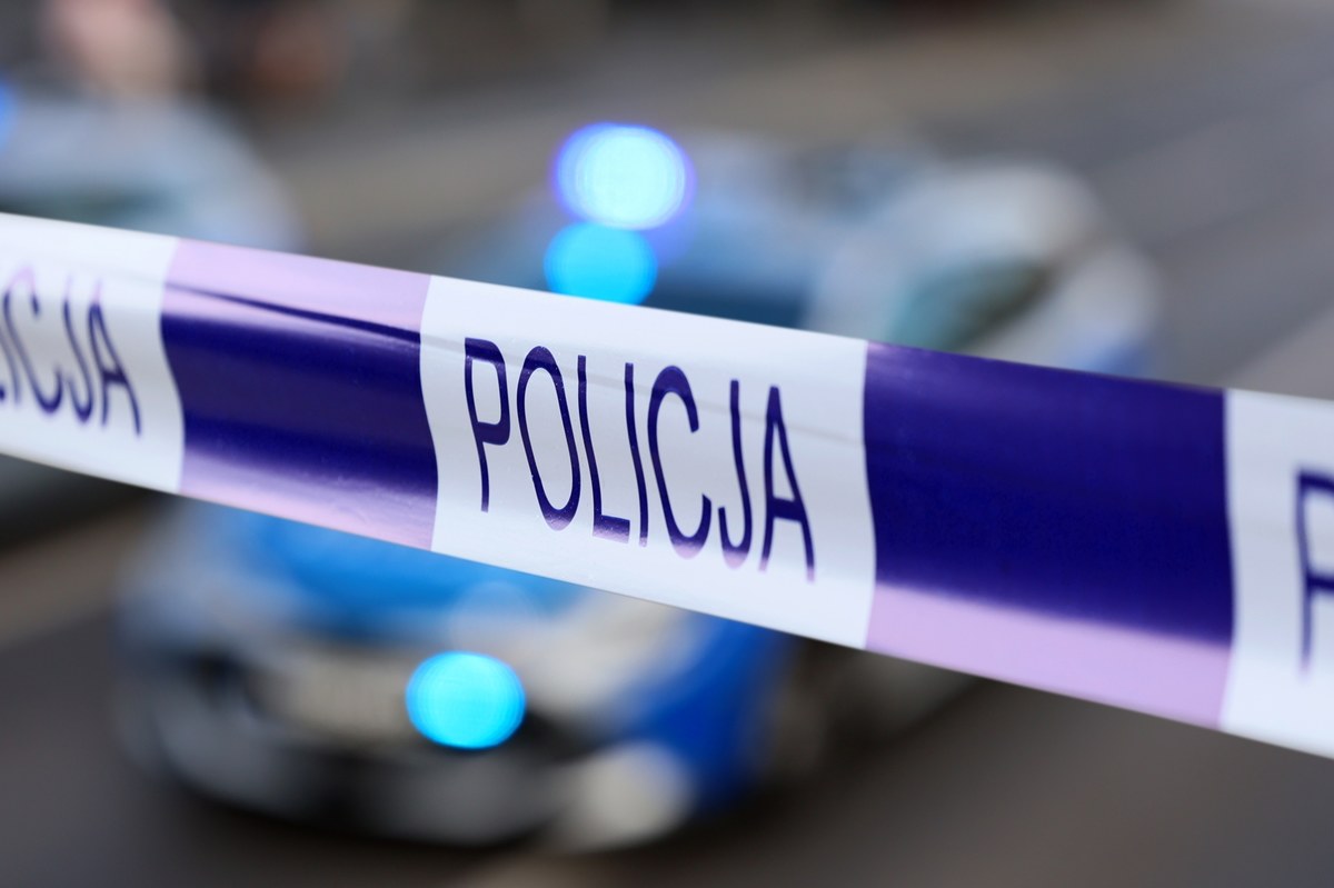 Groźnie wyglądający wypadek w Radomsku w Łódzkiem. Kierujący peugeotem uderzył w przydrożną kapliczkę. Następnie samochód dachował. Zatrzymany został pijany 25-latek. Poszukiwany jest drugi mężczyzna podróżujący autem. Nie wiadomo, który z nich kierował autem.