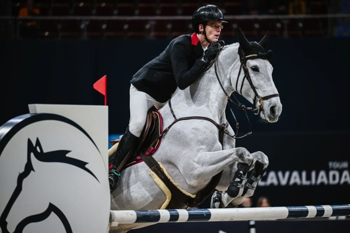 Podczas Caviliady w Sopocie, czyli największych zawodów jeździeckich w Polsce doszło do wypadku. Jeden z uczestników tego konkursu spadł z powozu w trakcie pokonywania zakrętu.