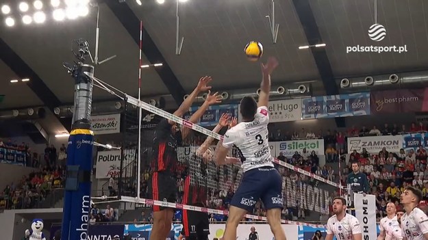 Skrót meczu Grupa Azoty ZAKSA Kędzierzyn-Koźle – Asseco Resovia 0:3 (17:25, 21:25, 24:26) - siatkówka; PlusLiga, 20. kolejka.

