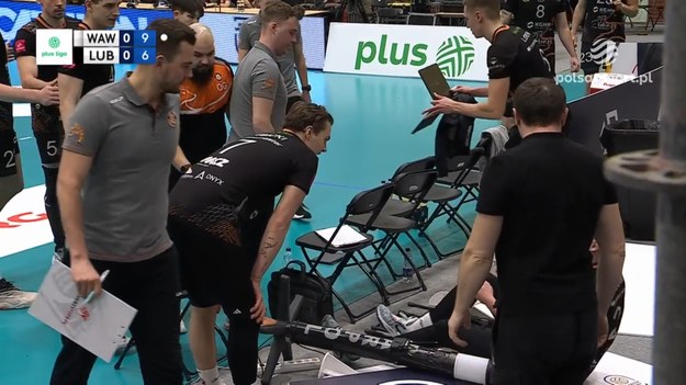 Fragmenty meczu Projekt Warszawa – KGHM Cuprum Lubin - siatkówka; PlusLiga, 20. kolejka. Kamil Kwasowski ryzykował podczas jednej z akcji.

