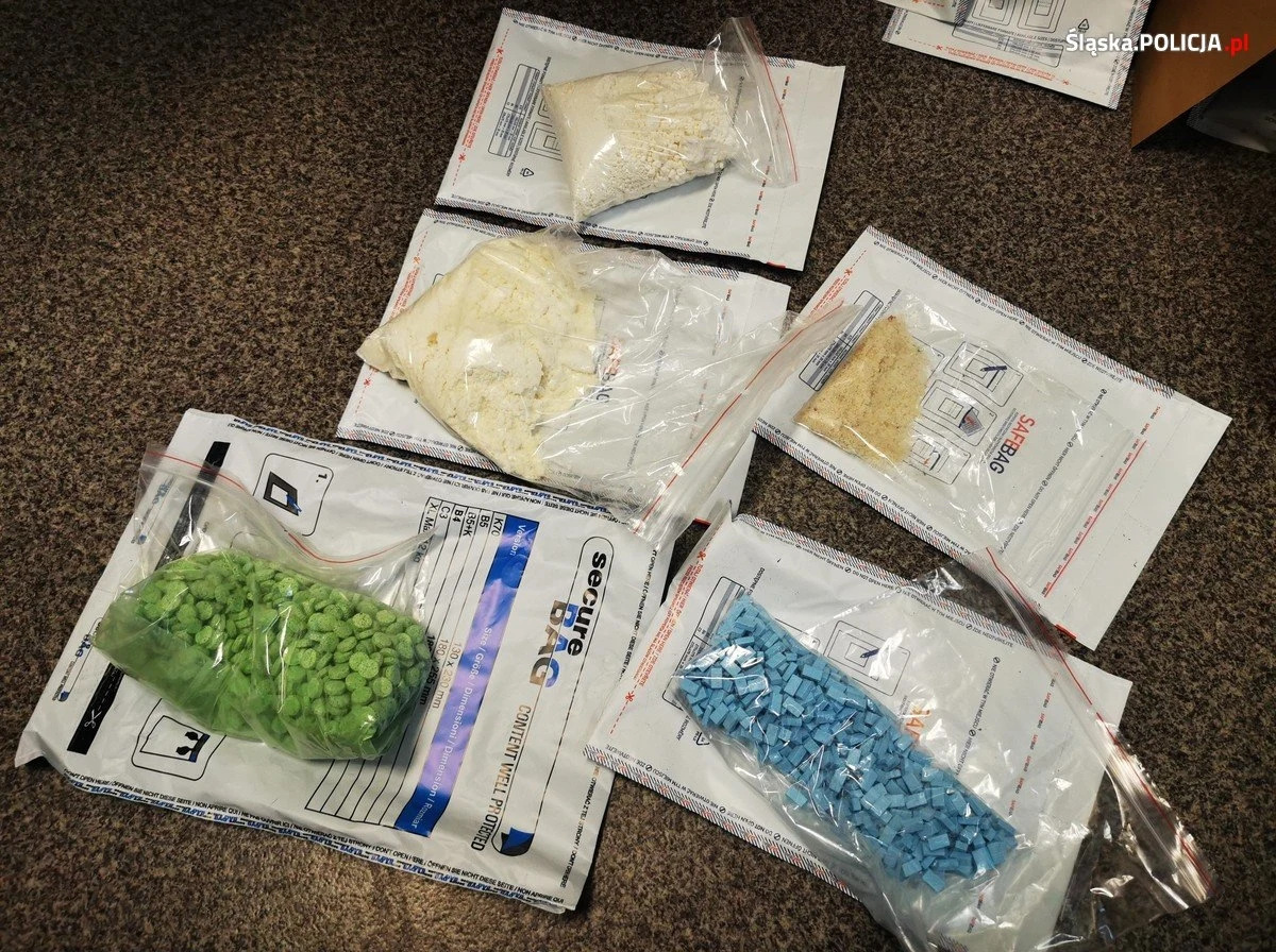 Policjanci z katowickiej komendy wojewódzkiej rozbili grupę przestępczą pseudokibiców i doprowadzili do oskarżenia czterech mężczyzn. Według ustaleń wytworzyli oni co najmniej 50 kilogramów narkotyków, które wprowadzali do obrotu. 