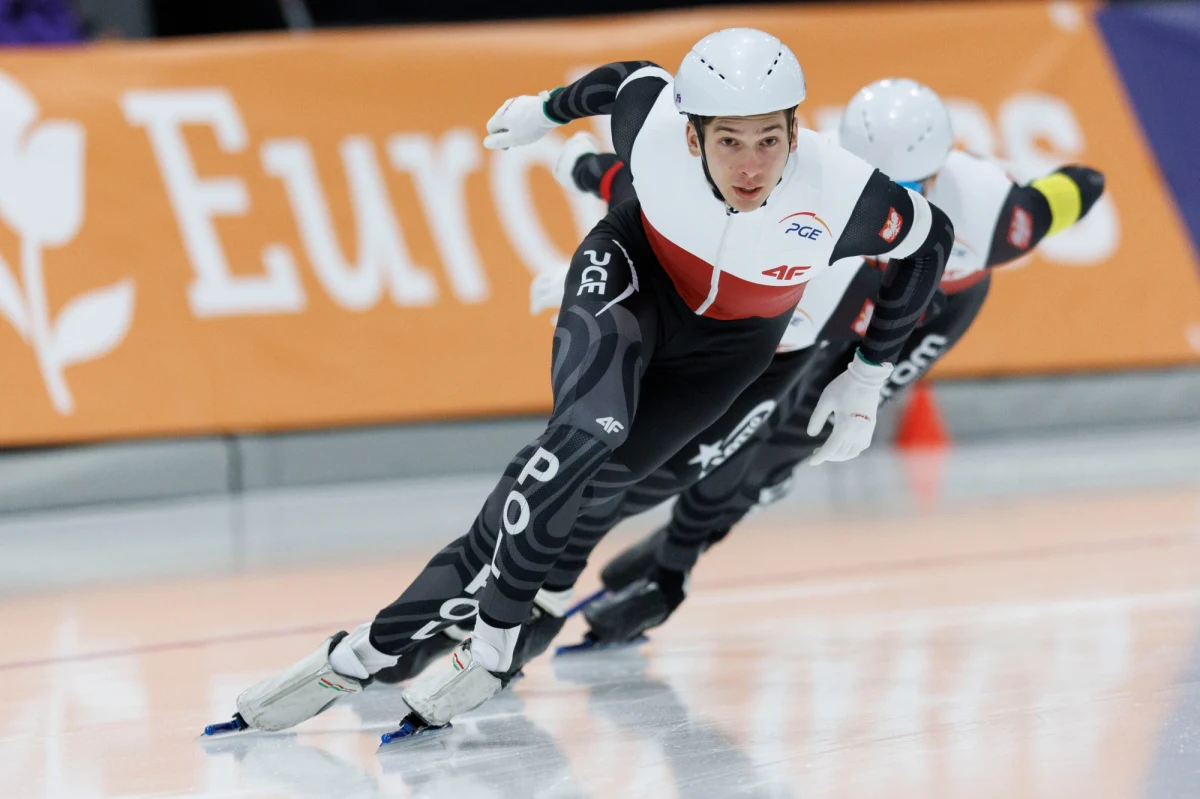 Jesteśmy zadowoleni z sezonu 2023/2024 – powiedział nam dyrektor sportowy Polskiego Związku Łyżwiarstwa Szybkiego, Konrad Niedźwiedzki. Były panczenista ocenił postawę swoich kolegów, którzy w miniony weekend świetnie zaprezentowali się podczas ostatnich zawodów Pucharu Świata i którzy za nieco ponad tydzień rozpoczną rywalizację na mistrzostwach świata.