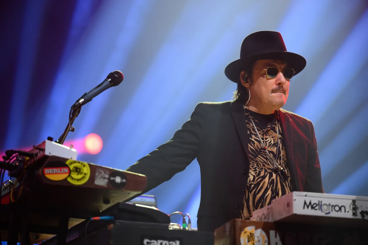 "Rynek amerykański cały czas rządzi na świecie. Na pewno są to najważniejsze nagrody" - mówi w Rozmowie w Południe w RMF24 muzyk Andrzej Smolik o wyróżnieniach muzycznych Grammy, które w nocy przyznano za oceanem. "Mam wrażenie, że trendy muzyczne wyznacza się jeszcze gdzieś w piwnicach czy w małych klubach, w dużych miastach i nie tylko. I dopiero te rzeczy przenikają do mainstreamu. To, co widać tutaj, to są rzeczy już ustanowione, z ogromną wypornością - i mam wrażenie, że jednak nagrody Grammy służą zdobywaniu jeszcze większej popularności i jeszcze większych pieniędzy. To jest po prostu czysty, ogromny, wielki showbiznes" - dodaje muzyk. 