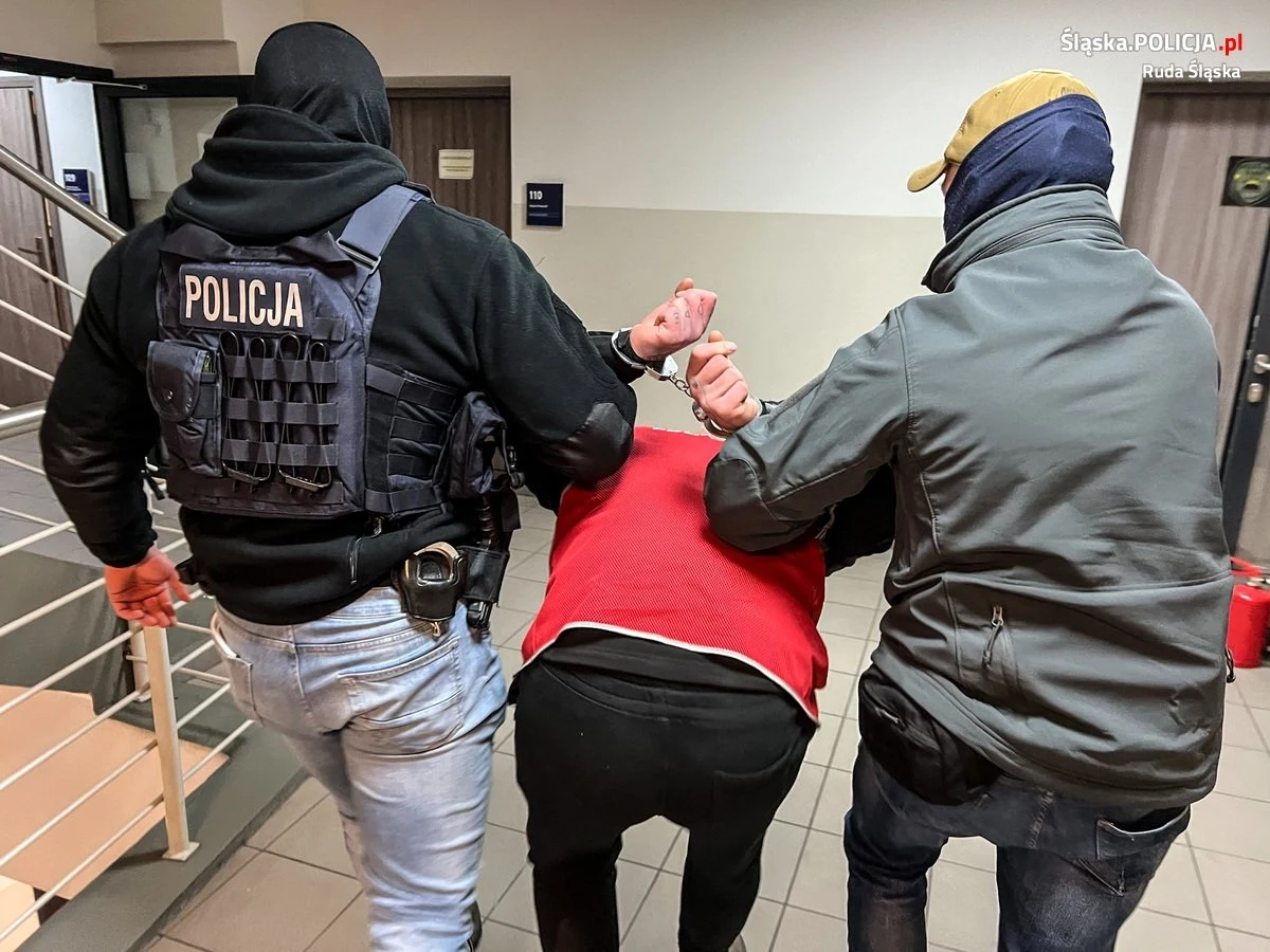 Pseudokibice odpowiedzą za pobicie 15-latka w Rudzie Śląskiej. Mężczyźni ukradli chłopcu bluzę z logo klubu piłkarskiego i grozili, że jeśli jeszcze raz zobaczą go z emblematami tej drużyny, spotkanie skończy się dla niego dużo gorzej.         

