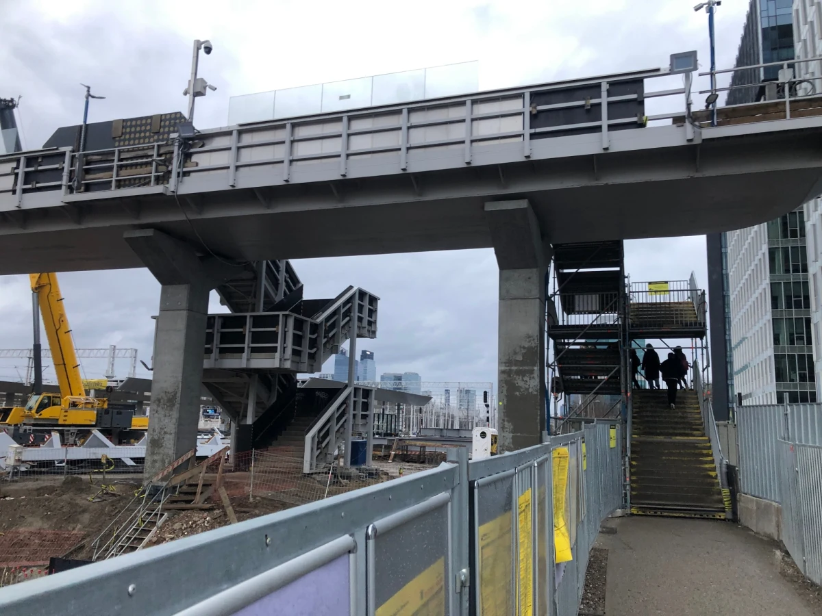 Pod koniec wakacji, przed początkiem nowego roku szkolnego, ma zakończyć się główna część remontu Dworca Zachodniego w Warszawie. Wtedy pasażerowie mają korzystać z wszystkich peronów - tak zapowiadają w rozmowie z naszym dziennikarzem wykonawcy remontu na jednym z największych dworców kolejowych w Polsce.