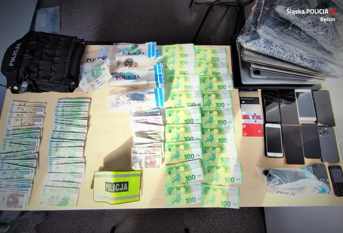 Będzińscy policjanci zatrzymali 4 osoby, które zorganizowały „karuzelę finansową”. Przestępcy wyłudzili pieniądze głównie od ludzi z terenu województwa śląskiego, a poniesione przez nich straty mogą sięgać nawet kilkudziesięciu milionów złotych. Kierująca grupą 46-letnia mieszkanka Sosnowca najbliższe 3 miesiące spędzi w areszcie. Sprawa  jest rozwojowa.