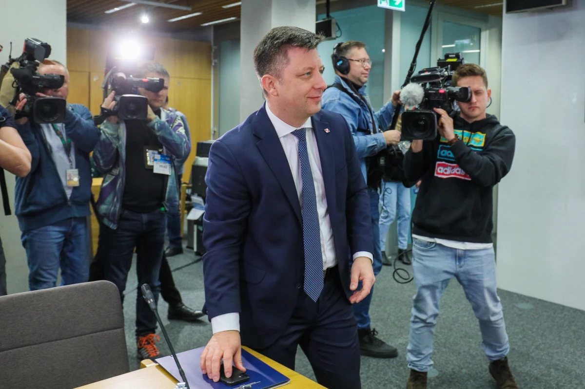 Były szef Kancelarii Prezesa Rady Ministrów Michał Dworczyk w poniedziałek po godzinie 12 stawił się przed komisją ds. wyborów korespondencyjnych. "Premier nikogo nie zobowiązywał do wydania 60 mln zł czy innej kwoty. (...) Nie wskazywał, kto, ile, na co pieniędzy ma wydać, bo nie miał do tego podstawy. Zlecił ministrom nadzorującym: ministra aktywów państwowych w przypadku Poczty Polskiej i ministra spraw wewnętrznych i administracji w przypadku PWPW do zawarcia umów" - tłumaczył polityk Prawa i Sprawiedliwości. Przesłuchanie zostało przerwane. Zostanie wznowione e wtorek 13 lutego o godz. 13. 