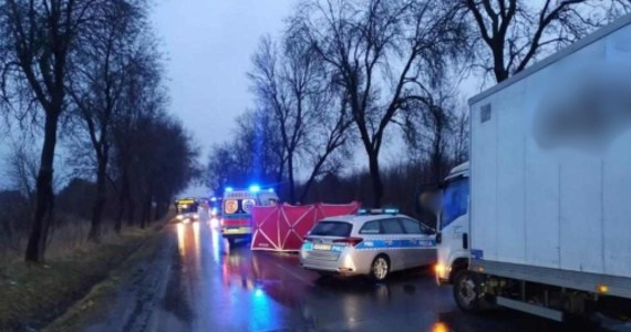 W Woli Kiedrzyńskiej (pow. częstochowski) w poniedziałek rano doszło do śmiertelnego wypadku. Kierowca potrącił pieszego, który szedł jezdnią nie mając elementów odblaskowych na ubraniu. Mężczyzna zginął na miejscu. 