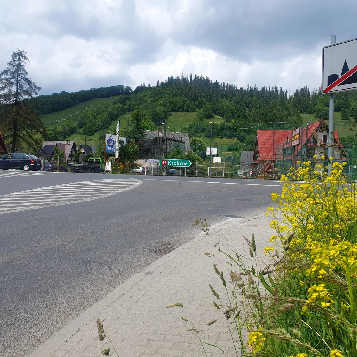 Uwaga kierowcy, od wtorku rusza budowa dwóch nowych rond w Zakopanem, na skrzyżowaniach z ul. Ustup i z ul. Wojdyły. Pierwszy etap prac wiąże się ze zwężeniem jezdni od strony Harendy. Ruch samochodów w obie strony będzie utrzymany, ale obowiązywać będzie ograniczenie prędkości do 40 km/h - informuje GDDKiA.