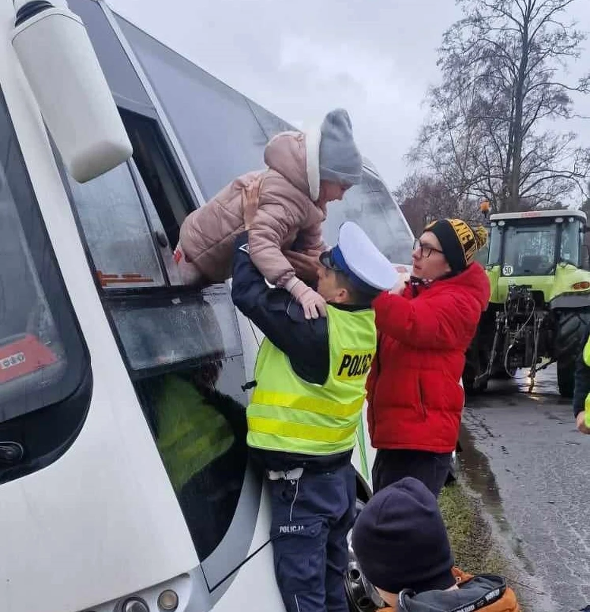 Do groźnie wyglądającego wypadku doszło dzisiaj rano w miejscowości Niedźwiedź ( Wielkopolskie). Autokar przewożący dzieci zjechał z drogi i wjechał do rowu. Na szczęście nikomu nic się nie stało.