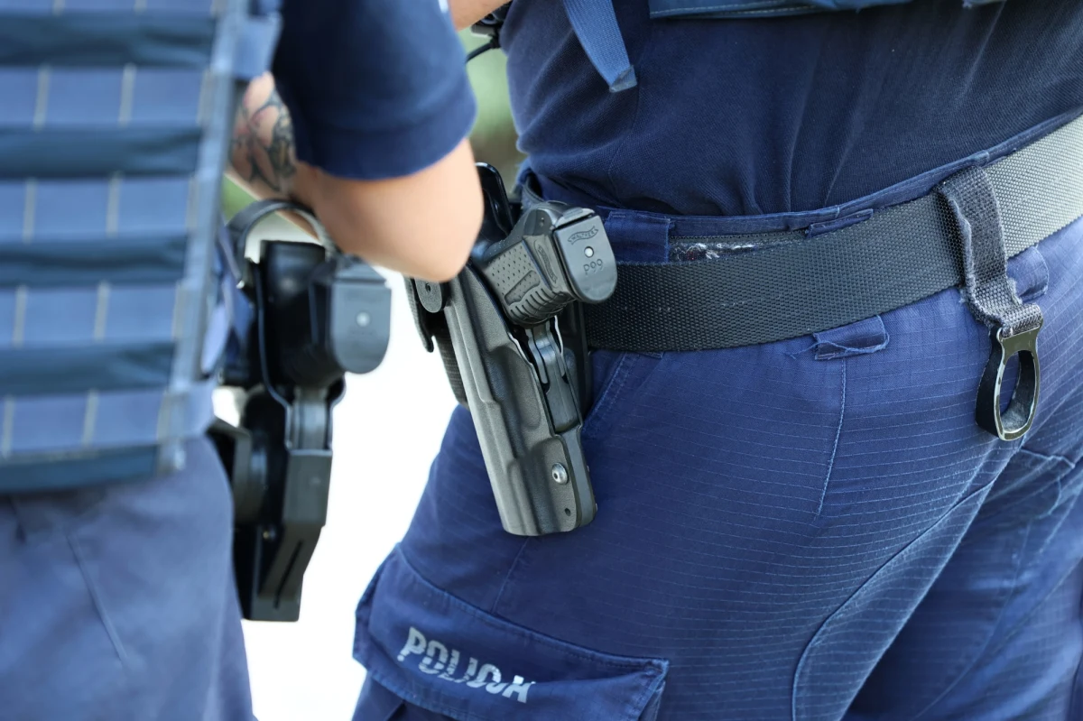 W trakcie policyjnej interwencji w Krakowie mężczyzna rzucił się na funkcjonariuszy z nożem i ranił w twarz policjantkę. Padły strzały, ranny mężczyzna przebywa w szpitalu. O jego dalszym losie zdecyduje prokuratura.
