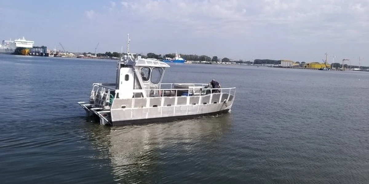 To szczecińska odpowiedź na problem zaśmieconych rzek i jezior. Lokalna stocznia oraz naukowcy z Zachodniopomorskiego Uniwersytetu Technologicznego stworzyli łódź, która jak odkurzacz - posprząta śmieci z powierzchni wody. Może ich zebrać nawet 800 kilogramów śmieci i 2 tony zanieczyszczeń płynnych.