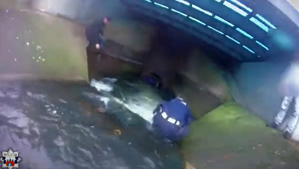 Chwile grozy w Kanale Bydgoskim. Do wody wpadła około 46-letnia kobieta, policja pomogła jej w wydostaniu się na brzeg. Mundurowi opublikowali nagranie z akcji ratunkowej.