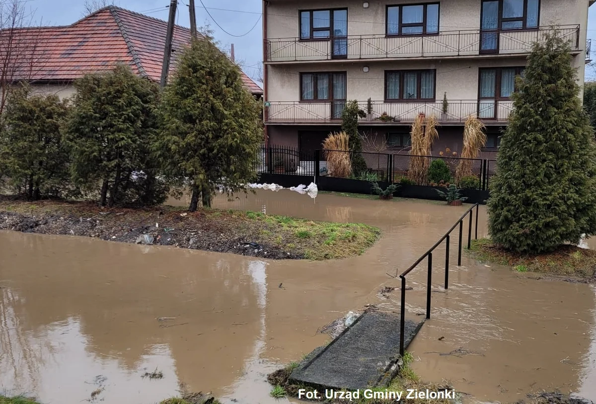 "Woda jest w korycie. Opady ustały, więc pewnie od rana będziemy sprzątać" - powiedział w rozmowie z RMF FM wójt gminy Zielonki Bogusław Król. W poniedziałek podkrakowska miejscowość zmagała się z podtopieniami.
