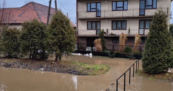 "Woda jest w korycie. Opady ustały, więc pewnie od rana będziemy sprzątać" - powiedział w rozmowie z RMF FM wójt gminy Zielonki Bogusław Król. W poniedziałek podkrakowska miejscowość zmagała się z podtopieniami.
