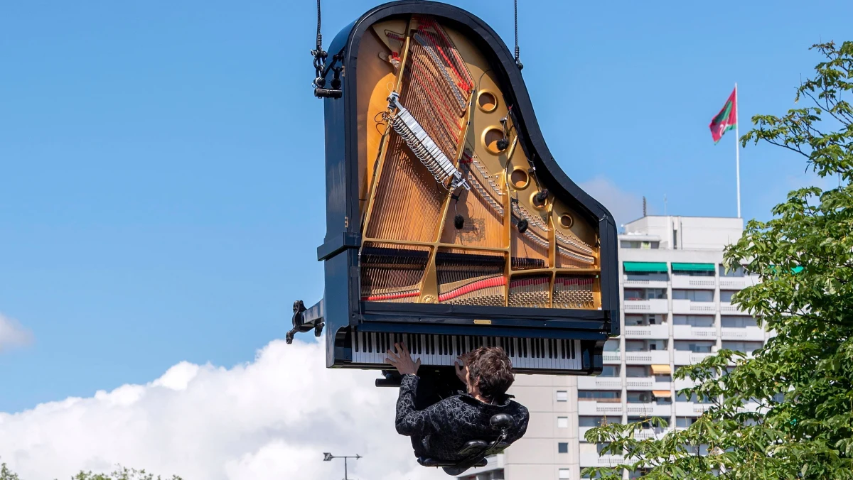 10 metrów nad ziemią, w pozycji wertykalnej - tak koncertuje szwajcarski pianista Alain Roche. O świcie na jednym z placów w Monachium zebrały się tłumy wielbicieli muzyki klasycznej, żeby zobaczyć na własne oczy to wyjątkowe widowisko. Było ono jednym z ponad 180, które chce wykonać w najbliższych miesiącach.