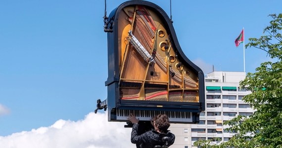10 metrów nad ziemią, w pozycji wertykalnej - tak koncertuje szwajcarski pianista Alain Roche. O świcie na jednym z placów w Monachium zebrały się tłumy wielbicieli muzyki klasycznej, żeby zobaczyć na własne oczy to wyjątkowe widowisko. Było ono jednym z ponad 180, które chce wykonać w najbliższych miesiącach.