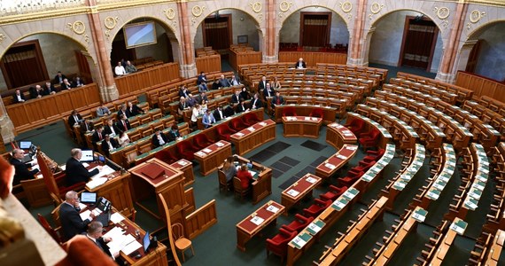 Rządząca na Węgrzech koalicja Fidesz-KDNP zbojkotowała w poniedziałek nadzwyczajne posiedzenie parlamentu w sprawie akcesji Szwecji do NATO, zwołane na wniosek opozycji. Na głosowanie w tej kwestii trzeba będzie poczekać przynajmniej do końca lutego. Obradom przyglądali się ambasadorowie państw Sojuszu.