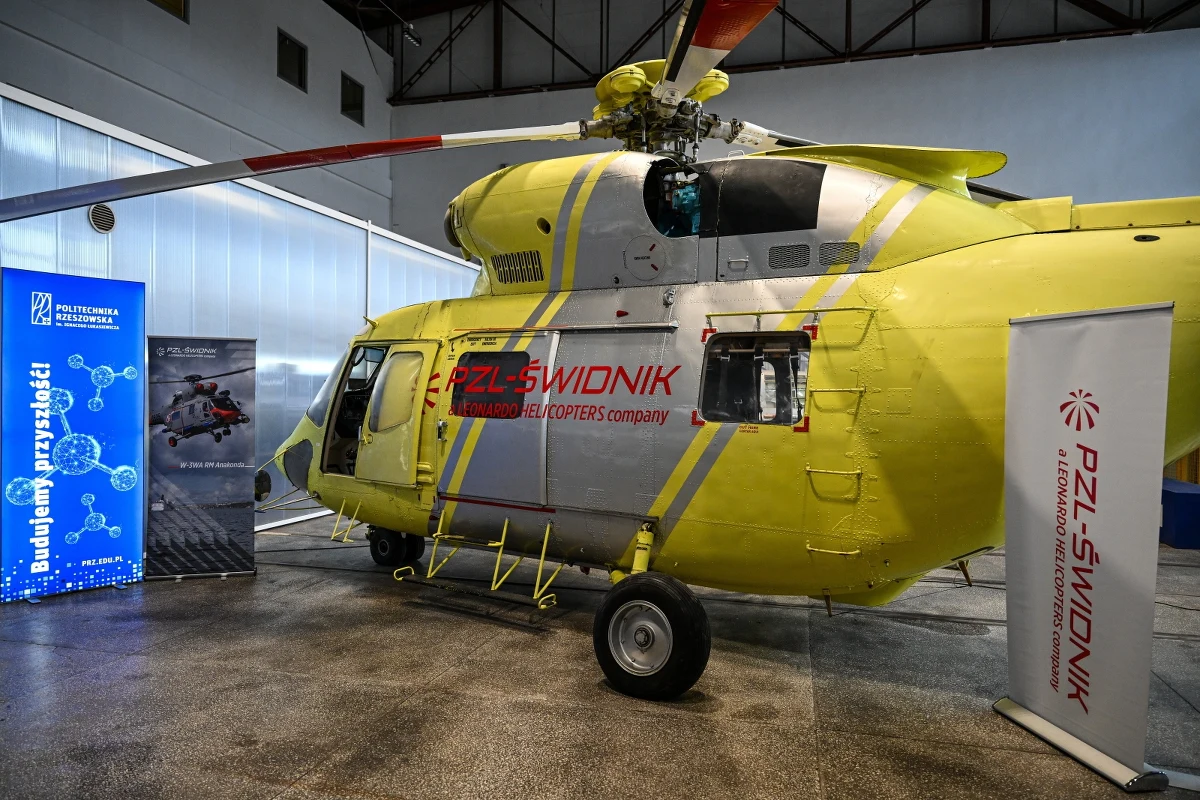 Politechnika Rzeszowska dostała od PZL Świdnik 30-letni śmigłowiec W-3 Sokół. "Mamy nadzieję, że pozwoli studentom rozszerzyć horyzonty inżynierskie. Pozwoli Politechnice Rzeszowskiej ulepić lepszych inżynierów na przyszłość" – podkreślał Tomasz Bilski, dyrektor działu projektowania w PZL Świdnik.