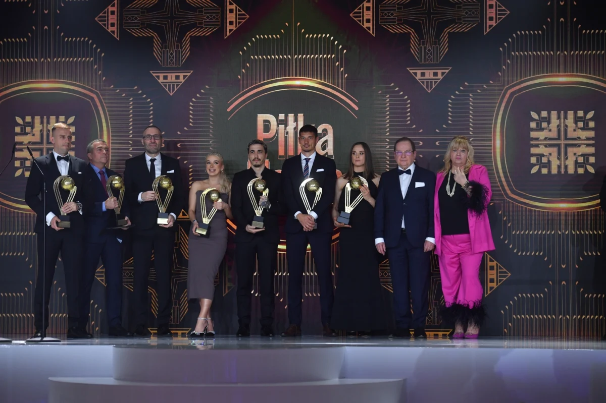 Zawodnik SSC Napoli Piotr Zieliński uznany został za najlepszego zawodnika 2023 roku w plebiscycie "Piłka Nożna". Mianem szkoleniowca roku wyróżniony został Marek Papszun, trener Rakowa.