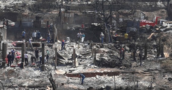 ​Do 123 wzrosła w poniedziałek liczba ofiar śmiertelnych pożarów lasów w środkowej części Chile, w tym w turystycznym regionie Valparaiso. Żywioł zniszczył tysiące domów a wiele osiedli i dzielnic miast zostało zrównanych z ziemią. Prezydent Gabriel Boric ostrzegł, że kraj "stoi w obliczu olbrzymiej tragedii".