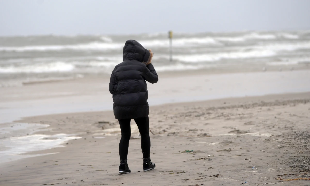 Intensywne opady deszczu, silny wiatr i oblodzenie to groźne zjawiska spodziewane na północy Polski. IMGW wydał alerty.
