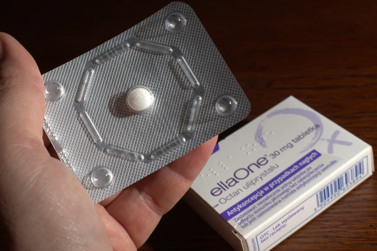 Minister ds. równości Katarzyna Kotula stwierdziła, że jedną z form zabezpieczenia młodych ludzi jest łatwy dostęp do tabletki "dzień po" bez recepty. Zaznaczyła, że będzie ona dostępna na receptę dla osób do 15. roku życia, a od 15. r. ż. będzie bez recepty.