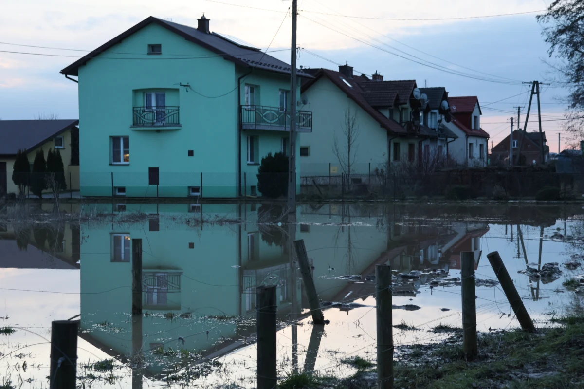 Niewielki na co dzień potok Prądnik powodem podtopień w podkrakowskich Zielonkach. Po intensywnych opadach deszczu w poniedziałek woda wystąpiła z koryta i pozalewała domy oraz ulice. Z wodą zmagały się też inne podkrakowskie miejscowości m.in. Ojców. 