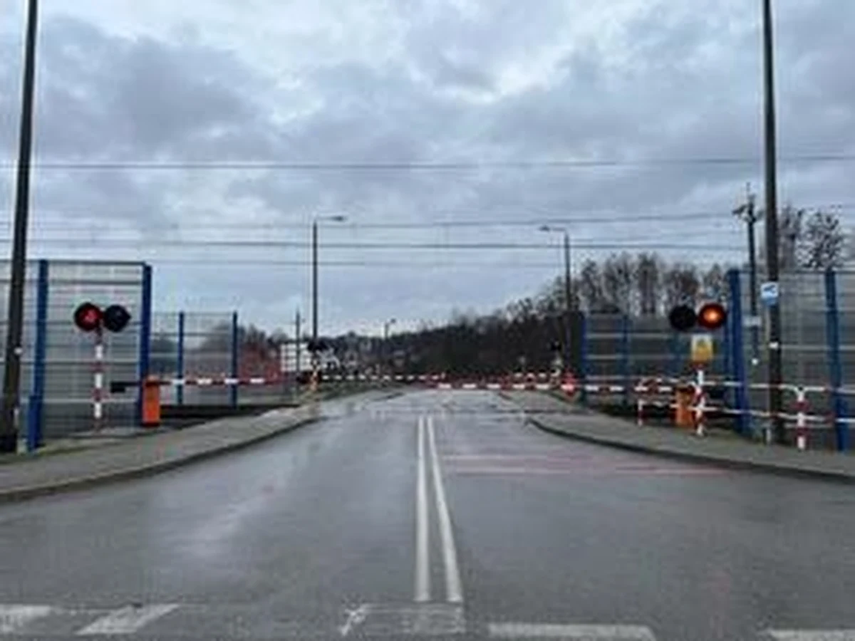 Kierowca samochodu, który wjechał na przejazd kolejowy w Woli Rzędzińskiej mimo czerwonego światła i opadających rogatek stracił prawo jazdy. Pociąg pośpieszny relacji Poznań-Przemyśl przejechał tuż przed zderzakiem auta.  