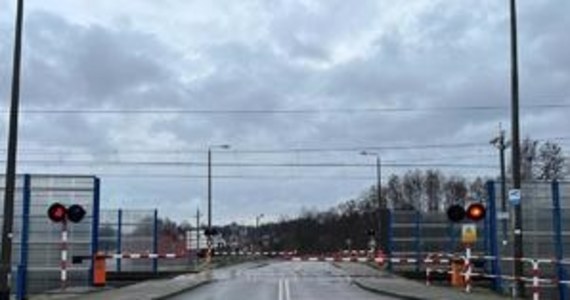 Kierowca samochodu, który wjechał na przejazd kolejowy w Woli Rzędzińskiej mimo czerwonego światła i opadających rogatek stracił prawo jazdy. Pociąg pośpieszny relacji Poznań-Przemyśl przejechał tuż przed zderzakiem auta.  