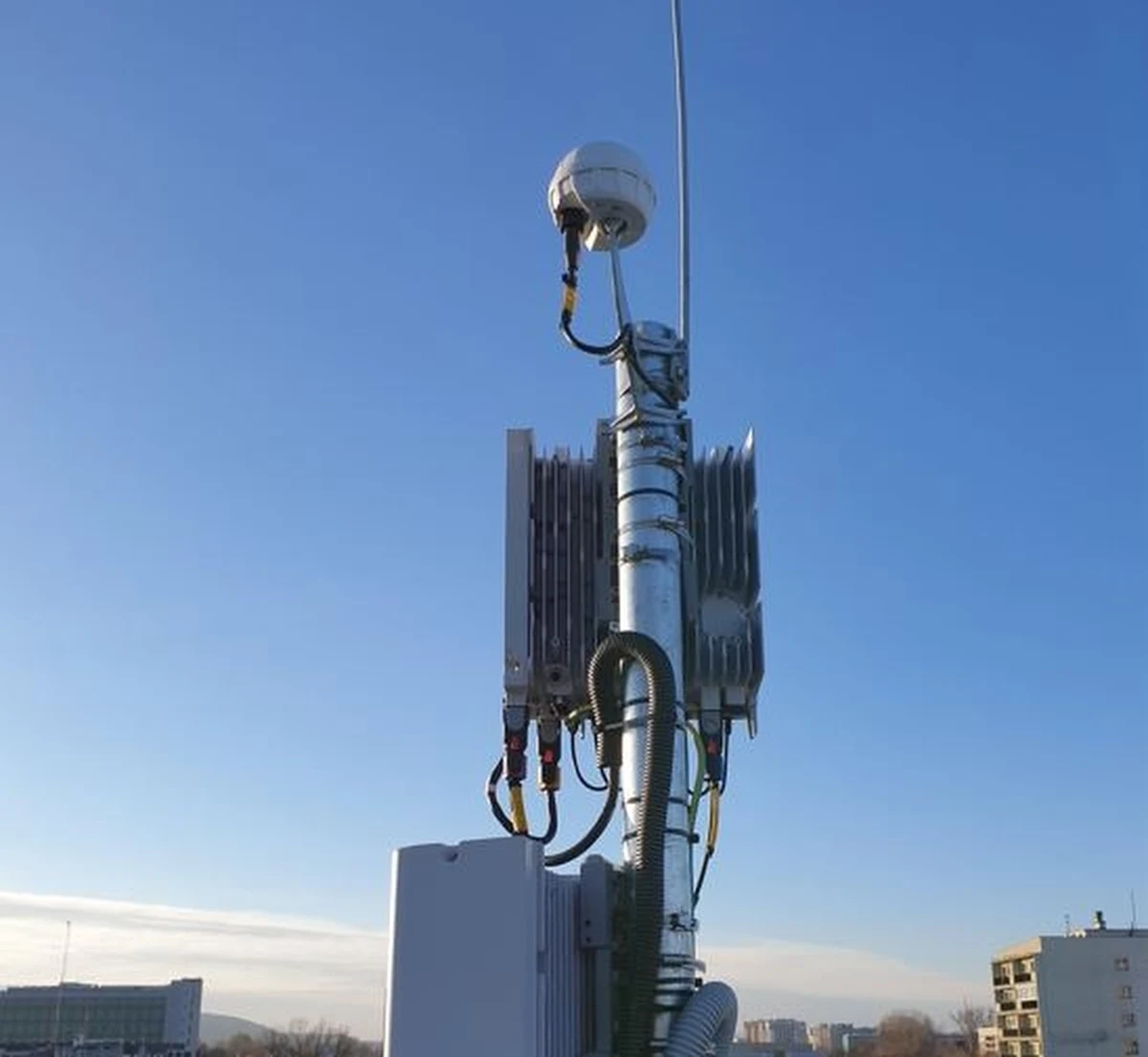 Akademia Górniczo-Hutnicza w Krakowie ma prywatną sieć 5G. Otrzymała od Urzędu Komunikacji Elektronicznej pozwolenie na jej użytkowanie do 2028 roku. Sieć będzie wykorzystywana do praktycznych badań tej technologii i usług.

