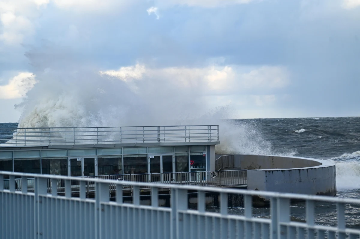 Czeka nas dziś pogodowa przeplatanka. Intensywny deszcz, silny wiatr a miejscami również przelotny śnieg. Taka pogoda fatalnie wpływa na samopoczucie. 