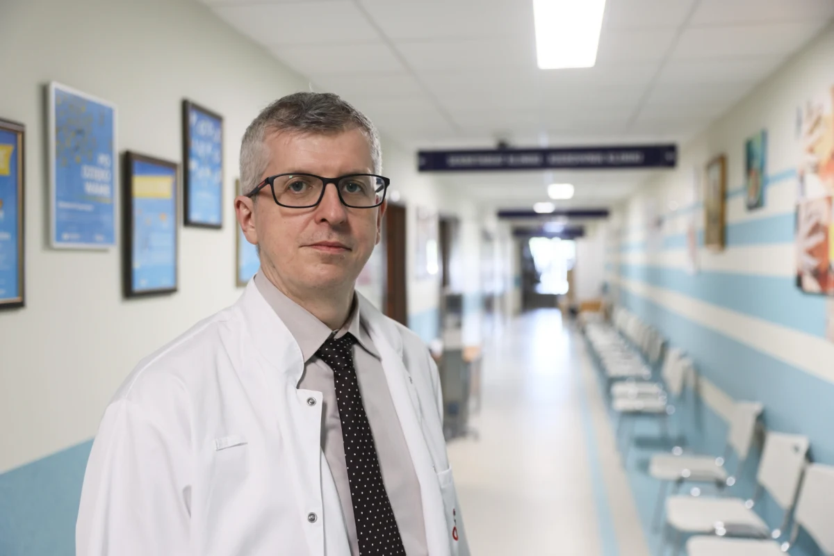 Krajowa Sieć Onkologiczna jest nakierowana na każdego z nas, będzie gwarancją, że żaden z chorych na nowotwór nie zostanie pozostawiony bez opieki – powiedział szef Polskiego Towarzystwa Onkologicznego, prof. Piotr Rutkowski, który był gościem wtorkowej Rozmowy w południe w internetowym Radiu RMF24. Podkreślał przy tym, iż przesunięcie o rok terminu wejścia w życie KSO jest konieczne ze względu na potrzebę dostosowania systemów informatycznych. Sieć będzie, i to jest najważniejsze – zaznaczył prof. Rutkowski.