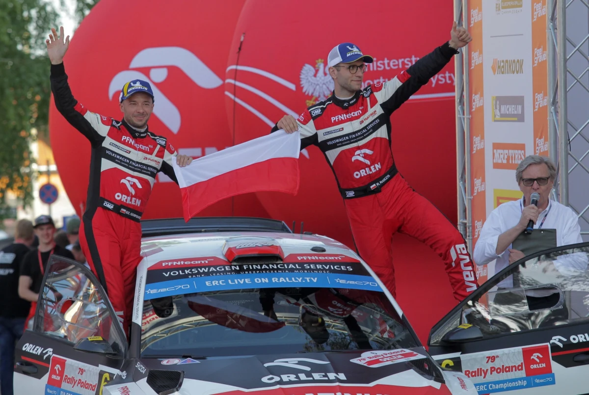 Świetna wiadomość dla kibiców! Jubileuszowy ORLEN 80. Rajd Polski zaplanowany na ostatni weekend czerwca zapowiada się jako niezapomniane przeżycie dla fanów sportów motorowych. I to nie tylko ze względu na sportową rywalizację, ale również dzięki rekordowej liczbie stref przeznaczonych dla kibiców.