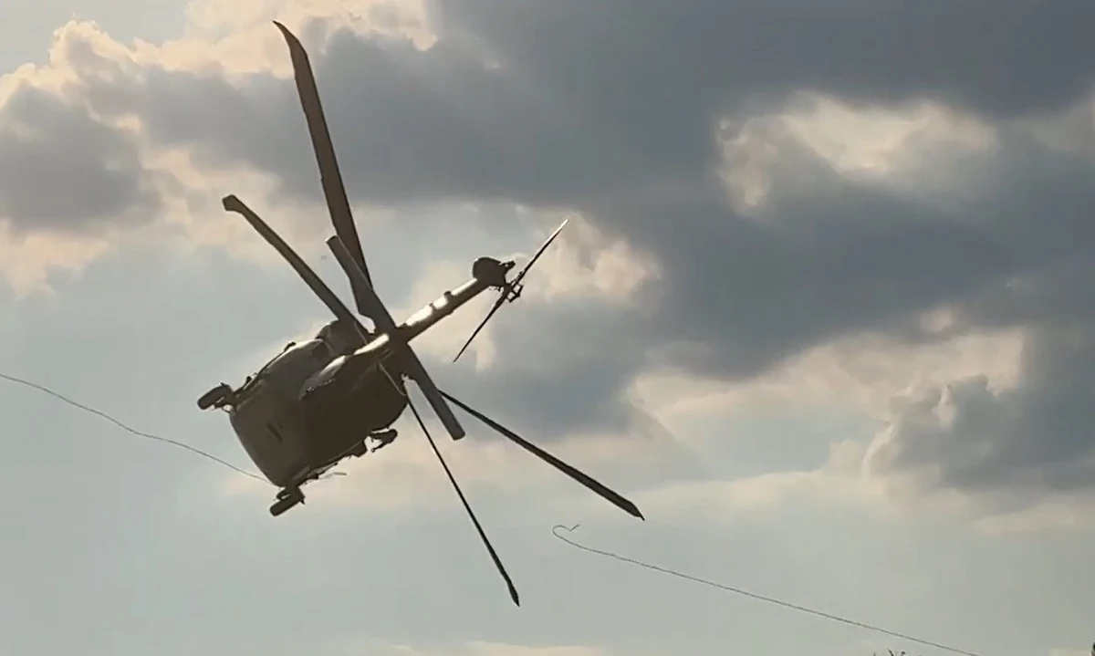 Black Hawk uszkodzony na pikniku w Sarnowej Górze wymaga tak poważnej naprawy, że dalej jest uziemiony - poinformował Krzysztof Brejza. "Koszt politycznego szpanu - pół roku operacyjnego wyłączenia śmigłowca i wymiana drogich uszkodzonych części" - dodał europoseł PO.