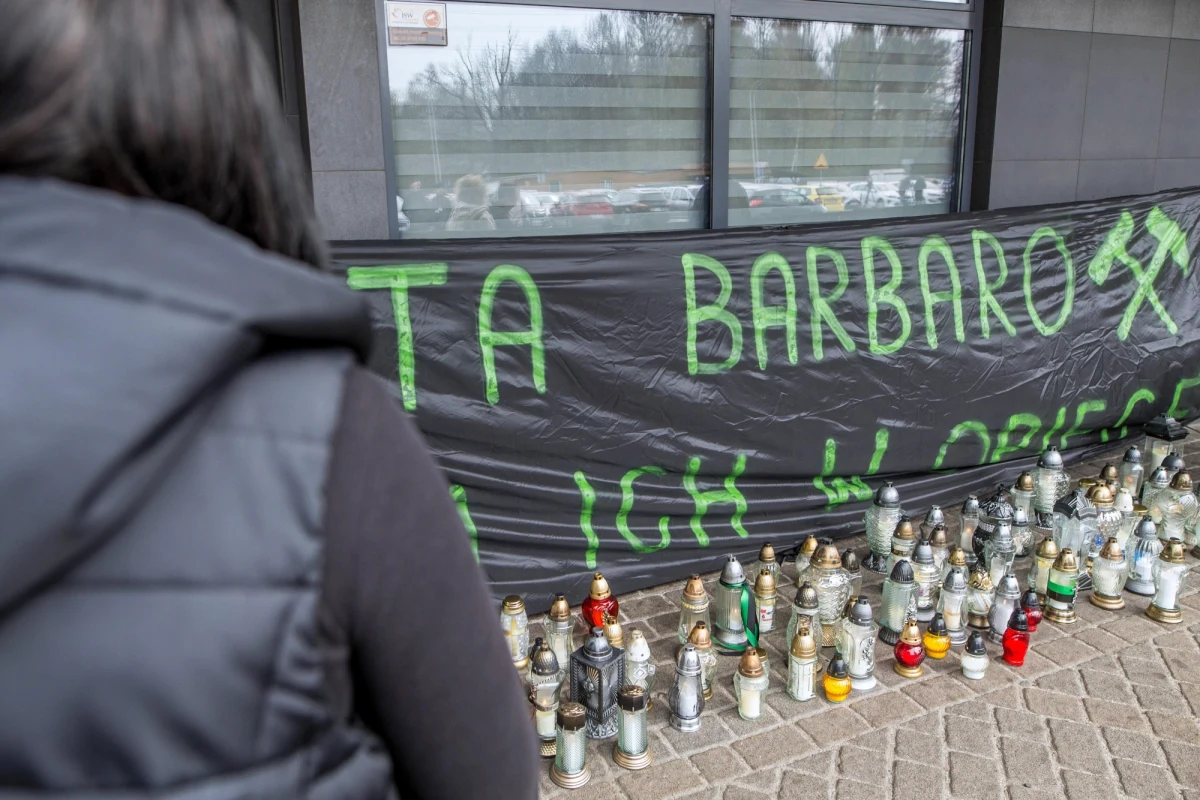 "Boimy się, żeby wina za katastrofę w kopalni Pniówek nie została zrzucona na nas" - mówią anonimowo RMF FM górnicy z tej kopalni. Prawie dwa lata temu w wybuchu metanu zginęło tam 16 osób. Dotąd prokuratura postawiła w śledztwie zarzuty 14 osobom. Chodzi o fałszowanie dokumentów i wpisywanie zaniżonych stężeń metanu. Śledczy zaznaczają jednak, że stawiane do tej pory zarzuty nie dotyczą bezpośrednio samej katastrofy. 