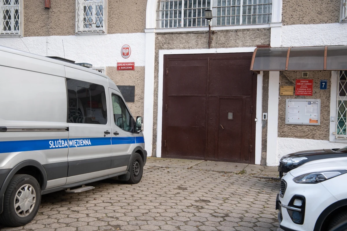 Prokuratura Regionalna w Białymstoku przedłużyła o trzy miesiące śledztwo w sprawie tortur w Zakładzie Karnym w Barczewie w woj. warmińsko-mazurskim. Do przesłuchania wciąż jest kilkadziesiąt osób. To przede wszystkim funkcjonariusze Służby Więziennej. 