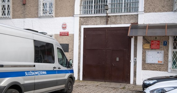 Prokuratura Regionalna w Białymstoku przedłużyła o trzy miesiące śledztwo w sprawie tortur w Zakładzie Karnym w Barczewie w woj. warmińsko-mazurskim. Do przesłuchania wciąż jest kilkadziesiąt osób. To przede wszystkim funkcjonariusze Służby Więziennej. 