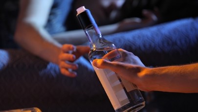 Pijana 14-latka leżała na ulicy, wcześniej piła alkohol ze znajomymi