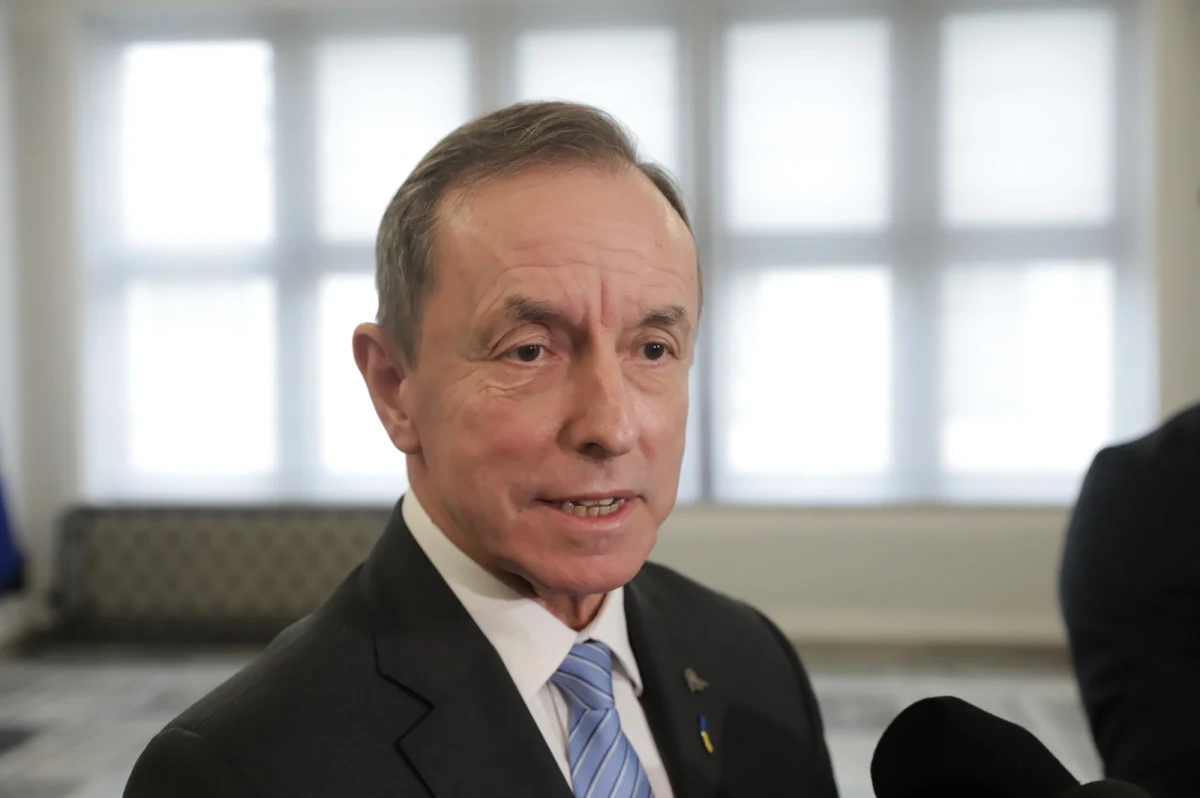 Prokurator generalny Adam Bodnar wystąpił do marszałek Senatu o czas na decyzję w sprawie przekazania wniosku o uchylenie immunitetu Tomaszowi Grodzkiemu - dowiedział się reporter RMF FM.  