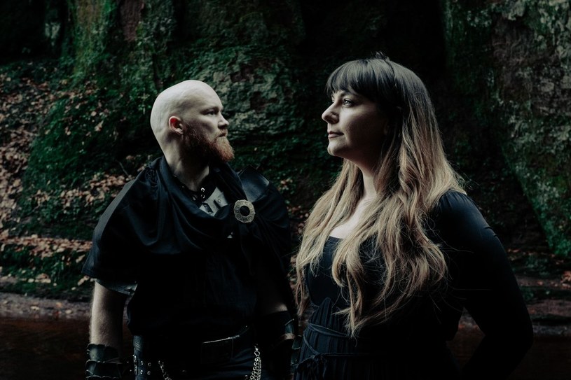 Szkocki duet Hand Of Kalliach odlicza już dni do premiery drugiej płyty. Album "Corryvreckan" pilotuje singel "Fell Reigns".