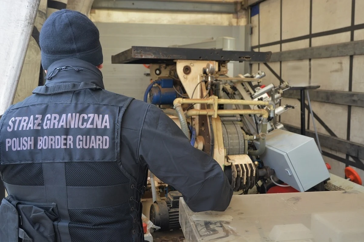 Grupę przestępczą, zajmującą się produkcją nielegalnych papierosów rozbili funkcjonariusze z Warmińsko-Mazurskiego i Bieszczadzkiego OSG oraz Kujawsko-Pomorskiego UCS w Toruniu. Przed sądem stanie mieszkaniec Łodzi oraz czterech Ukraińców.