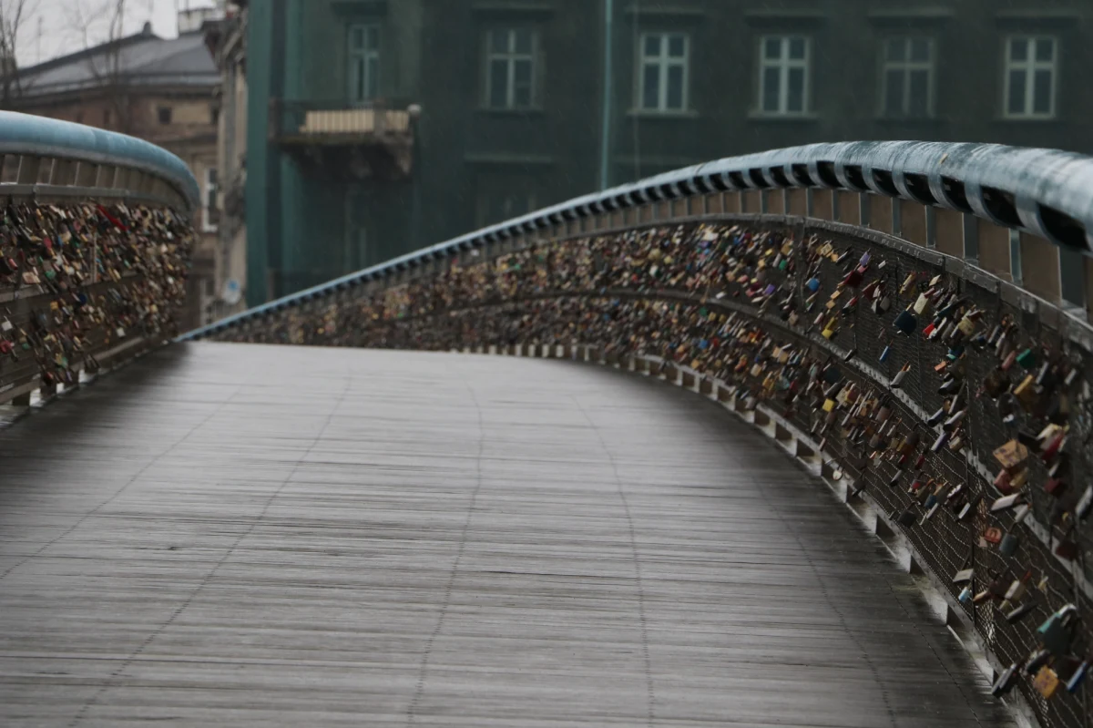 Remont kładki ojca Bernatka w Krakowie nie rozpoczął się w zapowiadanym przez miasto terminie. "Wczoraj wykonawca stwierdził, że pada deszcz, dzisiaj - że zbyt mocno wieje wiatr" - przekazał Michał Pyclik z Zarządu Dróg Miasta Krakowa. Prace przesunięto o tydzień.