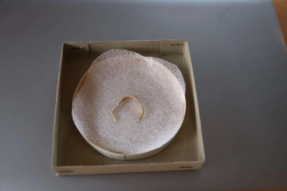 "Wawel nieustannie nas zaskakuje" - tak o sensacyjnym znalezisku napisał Zamek Królewski w Krakowie. Chodzi o złoty pierścień z XI lub XII wieku, który został odkryty podczas badań archeologicznych.