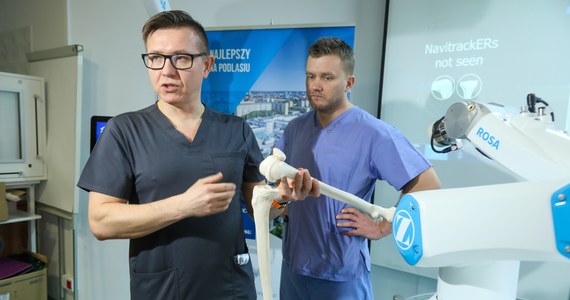 Specjalistyczny robot ortopedyczny ułatwi lekarzom z Uniwersyteckiego Szpitala Klinicznego w Białymstoku operacje endoprotezy stawu kolanowego i biodrowego. Wart około 1 mln euro sprzęt został wydzierżawiony.