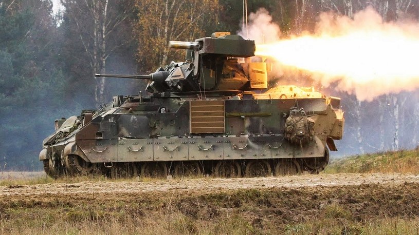 Bojowy wóz M2 Bradley robi prawdziwą furorę na Ukrainie. Żołnierze zachwalają jego możliwości nie tylko podczas bezpośrednich starć z rosyjskimi czołgami, ale również w momencie spotkania z minami.
